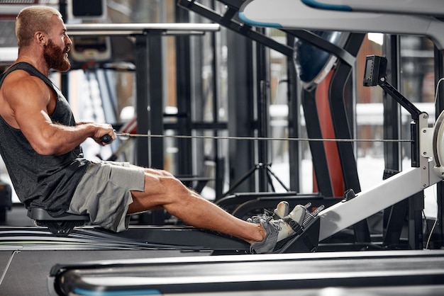 Trening nóg w symulatorze sportowiec pracuje nogami na symulatorze ćwicząc mięśnie nóg