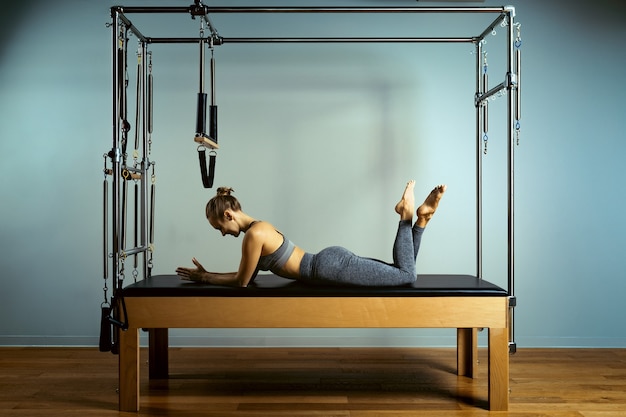 Trening Pilates Leotard. lekkoatletyczne ćwiczenia poprawiające pilates. wyposażenie maszyn do pilatesu.