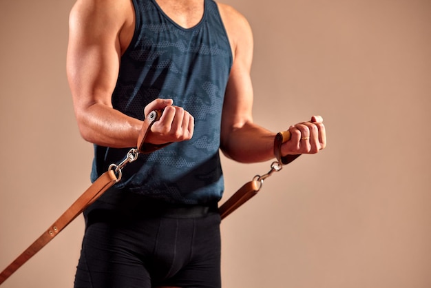 Trening Pilates reformer ćwiczy człowieka na siłowni w pomieszczeniu