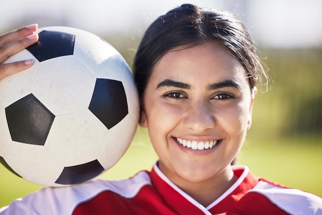 Trening piłki nożnej i portret sportowej twarzy kobiety i piłki nożnej cieszących się sportem i zdrowym stylem życia na boisku lub w parku Szczęśliwy gracz bawiący się z fitnessem, który jest aktywny i beztroski