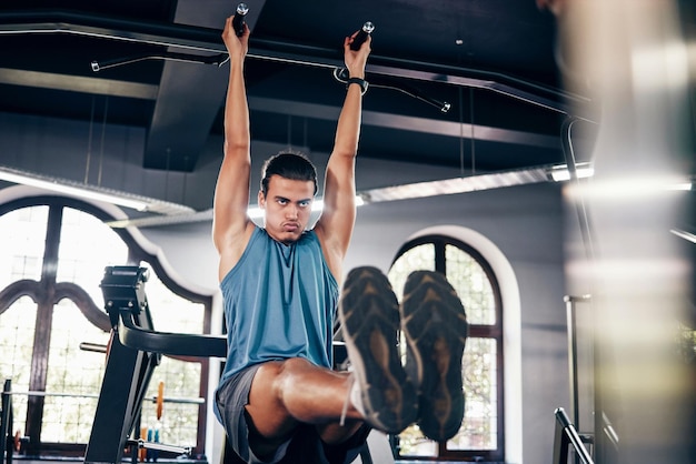 Trening podciągania fitness i mężczyzna na siłowni na barach trenujący dla zdrowia, dobrego samopoczucia i siły Energetyczny osobisty trener i męski kulturysta z Kanady ćwiczący dla siły mięśni w centrum fitness