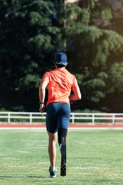 Trening sportowca niepełnosprawny mężczyzna z protezą nogi. Koncepcja sportu paraolimpijskiego.