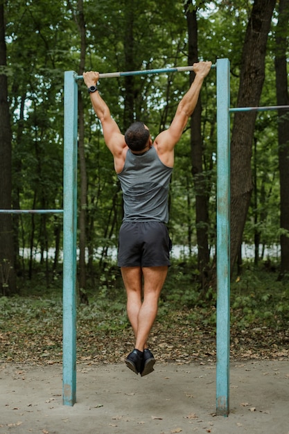 Trening sportowców na świeżym powietrzu. Trening na placu zabaw.