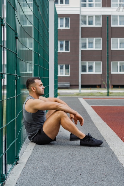 Trening sportowców na świeżym powietrzu. Trening na placu zabaw.