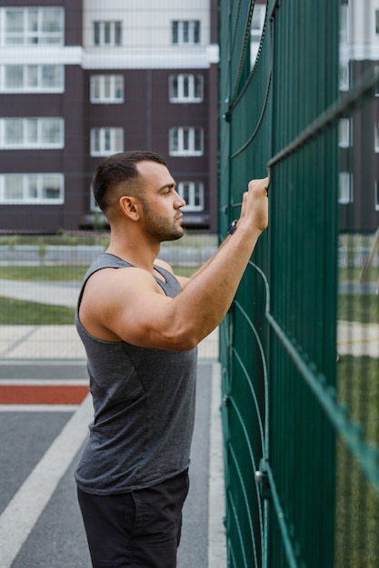 Trening sportowców na świeżym powietrzu. Trening na placu zabaw.