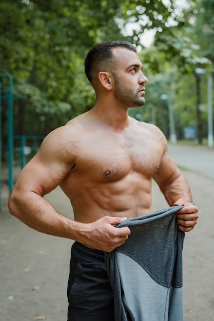 Trening sportowców na świeżym powietrzu. Trening na placu zabaw.