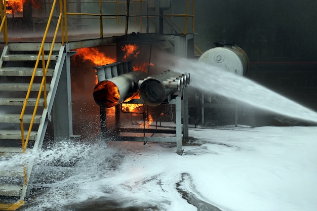 Zdjęcie trening strażaka kurtyna wodna w sprayu pomogła zatrzymać pożar.