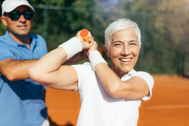 Zdjęcie trening tenisa dla seniorów