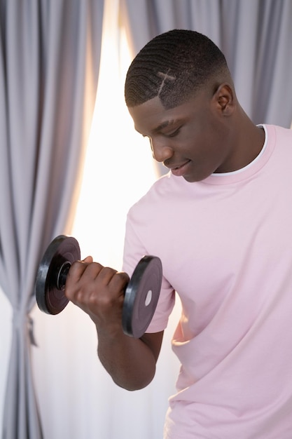 Trening w domu muskularnego czarnego mężczyzny