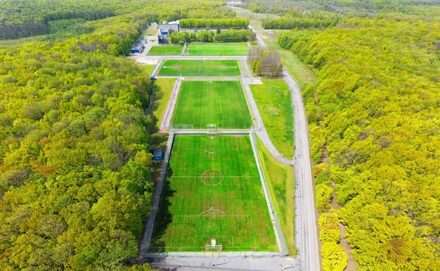 Zdjęcie treningowe boiska piłkarskie w lesie