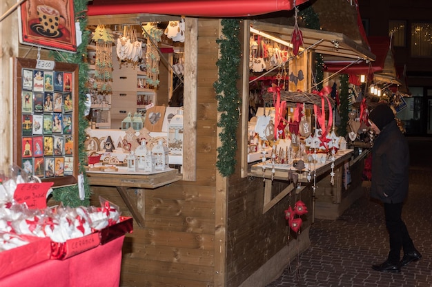 TRENTO, Włochy - 1 grudnia 2015 r. - Ludzie na tradycyjnym rynku świątecznym