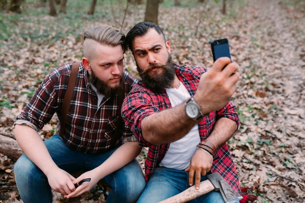 Treści hipsterzy biorący selfie