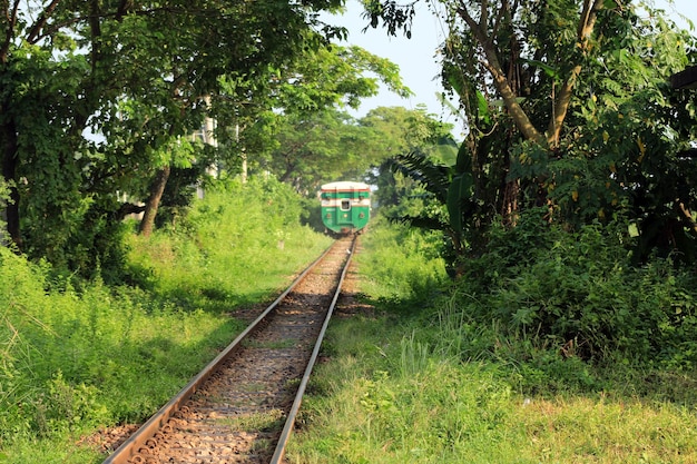 Trian jedzie z pasażerami do celu.