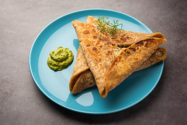 Triangle Paratha Wrap z nadzieniem ziemniaczanym z kurczaka podawany z zielonym chutney, indyjskie jedzenie