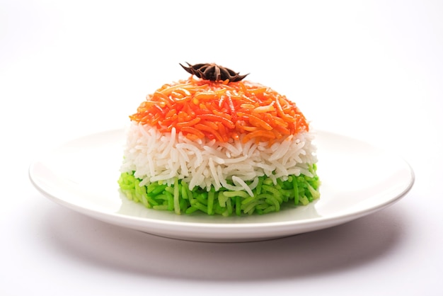 Tricolor Tiranga Rice na republikę indyjską i Dzień Niepodległości, podawany w ceramicznym talerzu, selektywne skupienie