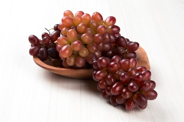 Trochę czerwonych winogron. Świeże owoce.