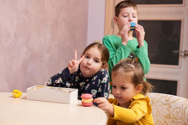 Troje dzieci je pyszne, smaczne, słodkie kolorowe makaroniki