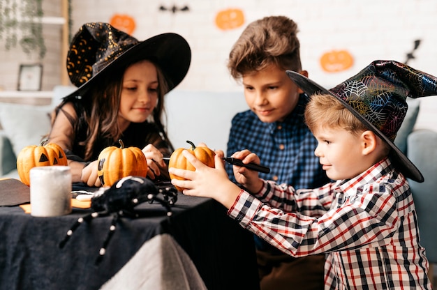 Troje Dzieci Na Imprezie Z Okazji Halloween