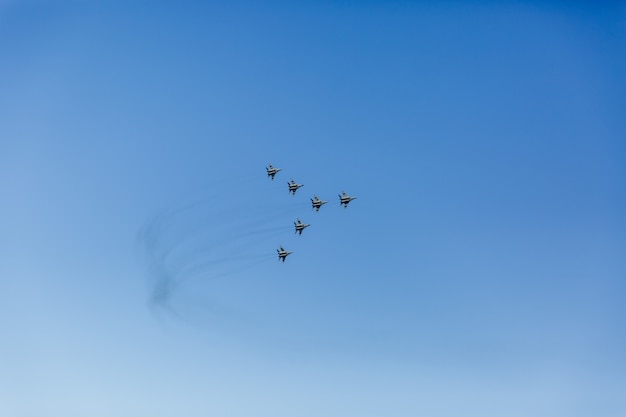 Trójgraniasta formacja grupa sześć rosyjskich militarnych myśliwskich samolotów lata wysoko w niebieskim niebie