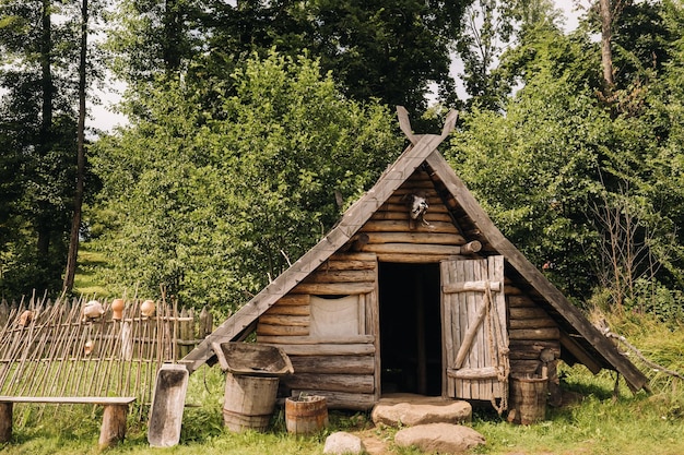 Trójkątne domy z bali z drewnianymi dachami za ogrodzeniem Czarnogóra północ