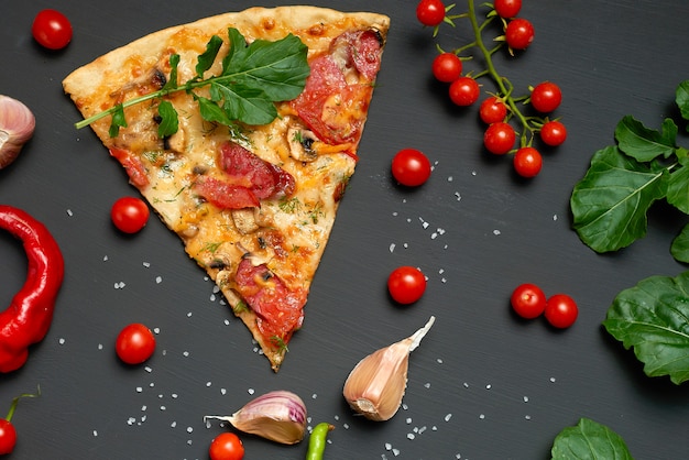 Trójkątny Kawałek Pieczonej Pizzy Z Pieczarkami, Wędzonymi Kiełbasami, Pomidorami I Serem