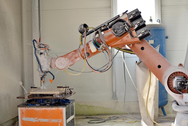 Trójwymiarowa komórka robotowa do frezowania kamienia w trakcie pracy