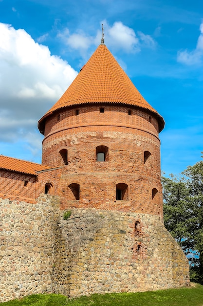 Troki, Litwa. Widok zamku w Trokach w słoneczny dzień, jezioro Galve, Litwa. Szczegóły architektury.