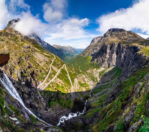 Trollstigen lub Trolls Path to serpentynowa górska droga o zachodzie słońca Gmina Rauma w Norwegii