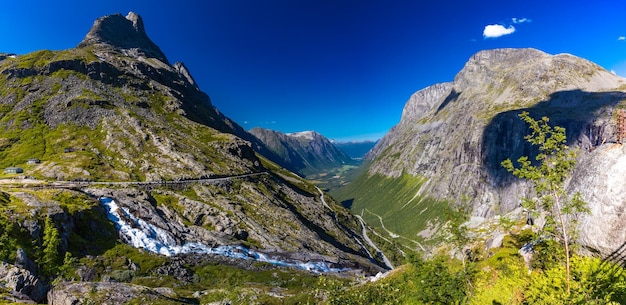 Trollstigen lub Trolls Path to serpentynowa górska droga w gminie Rauma w Norwegii