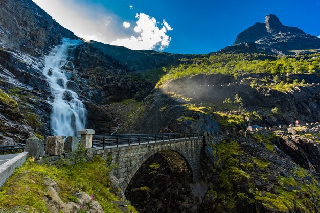 Trollstigen lub Trolls Path to serpentynowa górska droga w gminie Rauma w Norwegii