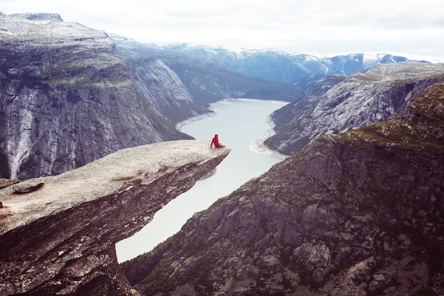 Zdjęcie trolltunga w norwegii