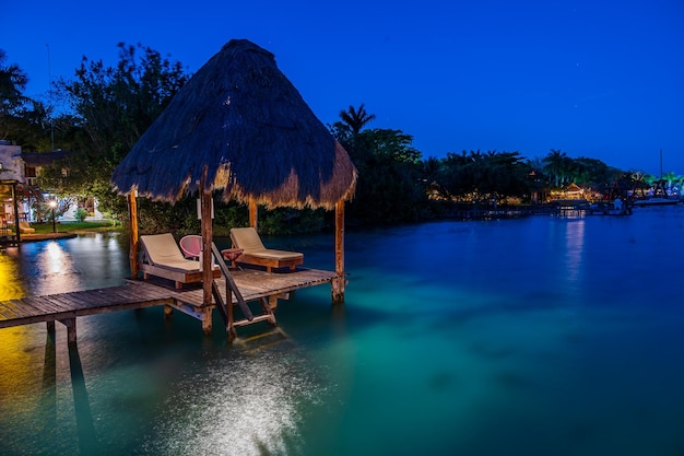 Tropical Resort w lagunie nocą