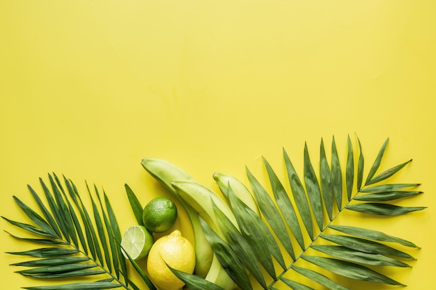 Tropikalna granica owoców, bananów, limonki, liści palmowych. Trasa Detox.