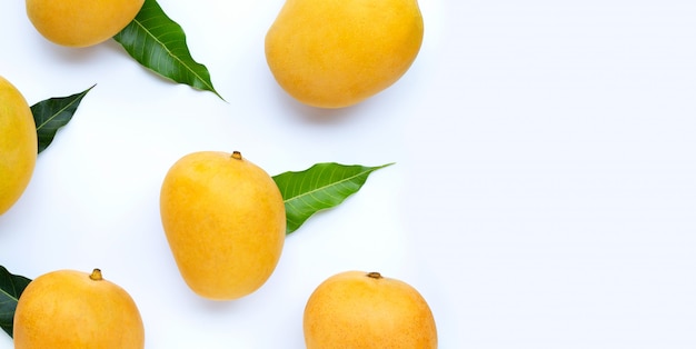 Tropikalna owoc, mango na białym tle. Widok z góry