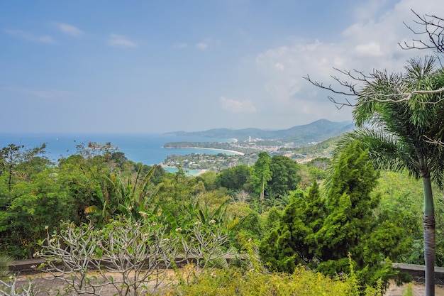 Tropikalna Panorama Krajobrazu Plaży Piękny Turkusowy Ocean Uchyla Się Od łodzi I Piaszczystego Wybrzeża Z Wysokiego Punktu Widokowego Plaże Kata I Karon Phuket Tajlandia