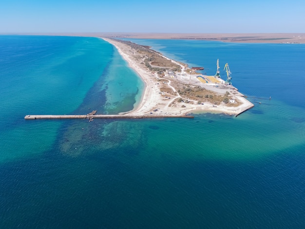 Tropikalna piaszczysta plaża oddzielająca egzotyczne turkusowe morze i piaszczyste jezioro w morzu