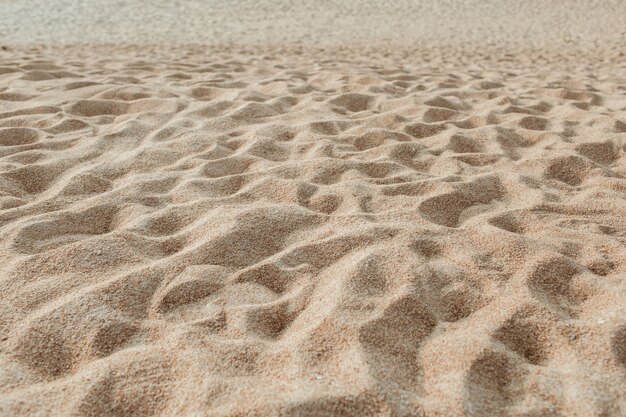 Tropikalna piękna plaża z białym piaskiem i stopniami