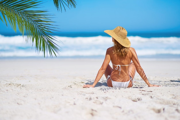Tropikalna plaża i kobieta relaksują się na wyspie na piasku na wakacje z przygodami i wakacje na Mauritiusie Makieta podróży ocean i tył kobiety w bikini drogą morską na letnie podróże i wypad