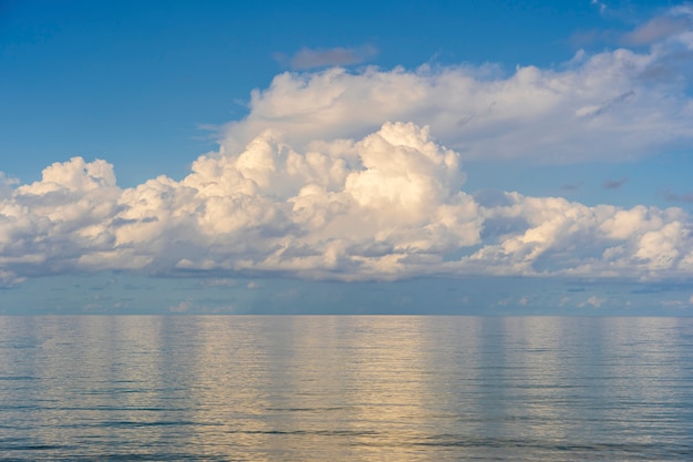 Tropikalna plaża i lato woda morska z niebieskim niebem i białymi chmurami