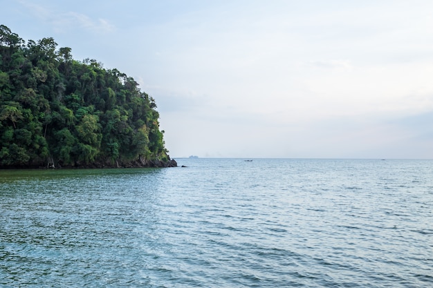 Tropikalna plaża i wyspa w Andaman morzu, Tajlandia