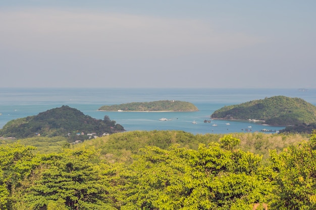 Tropikalna Plaża Krajobraz Panorama. Piękny Turkusowy Ocean Unosi Się Z łodziami I Piaszczystym Wybrzeżem Z Wysokiego Punktu Widokowego. Plaże Kata I Karon, Phuket, Tajlandia.