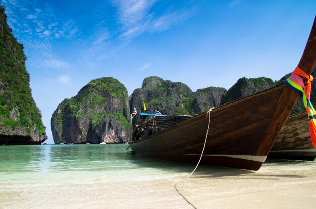 Tropikalna plaża, łodzie typu longtail, Morze Andamańskie, Tajlandia