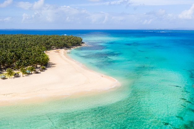 Tropikalna plaża na Filipinach na wyspie Daku