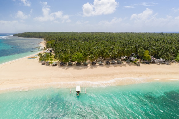 Tropikalna plaża na Filipinach na wyspie Daku