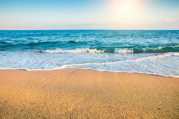 Tropikalna plaża. Niebo i morze. Piękny letni krajobraz. Tło wakacje podróży