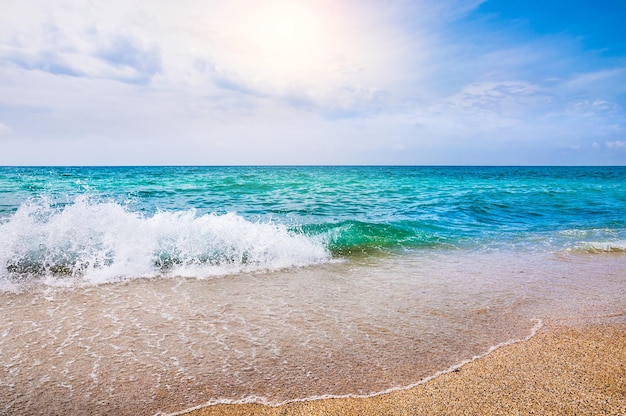 Tropikalna plaża. Niebo i morze. Piękny letni krajobraz. Tło wakacje podróży