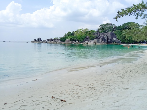 Tropikalna plaża. Piękna Tropikalna Plaża Tanjung Tinggi W Belitung. Wyspa Belitung, Indonezja.