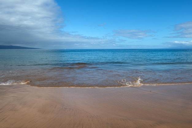Tropikalna plaża tło z niebieskim morzem wakacje lub relaks w koncepcji lato