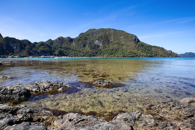 Zdjęcie tropikalna plaża w el nido na filipinach