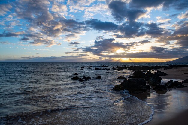 Tropikalna plaża w tle Piaszczysta plaża ze spokojną falą turkusowego oceanu Malediwy idealna sceneria lan